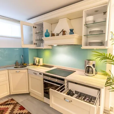 Modern Gem With Terrace - Urban Retreat 아파트