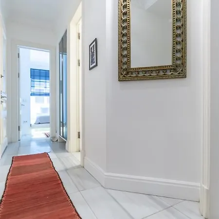 Modern Gem With Terrace - Urban Retreat 아파트
