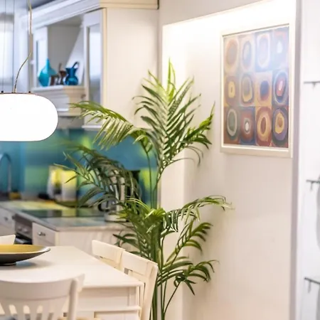 Modern Gem With Terrace - Urban Retreat 아파트