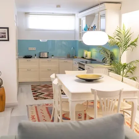 Modern Gem With Terrace - Urban Retreat 아파트