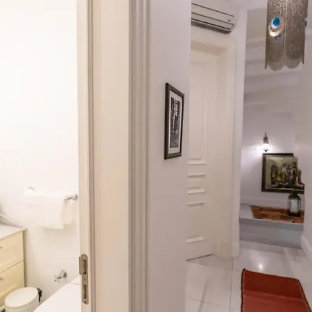 Modern Gem With Terrace - Urban Retreat *